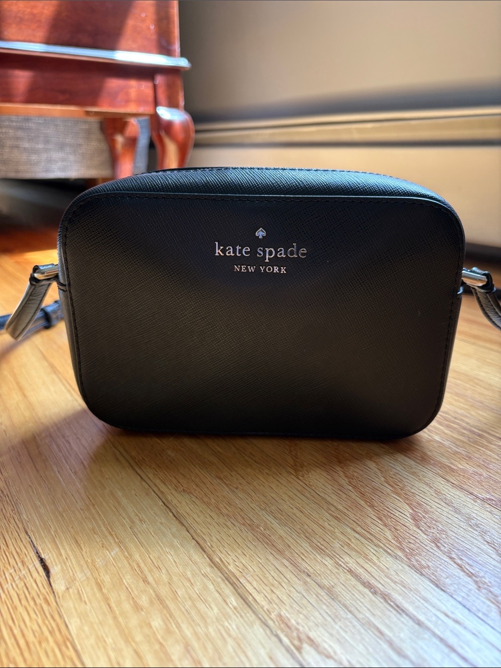 kate spade black leather crossbody camera bag with gold logo - Picture 2 of 8